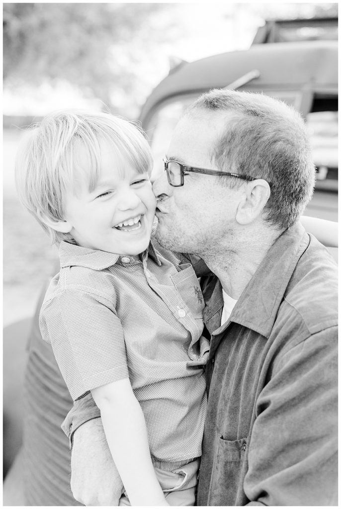 black and white photo of a dad kissing his little boy, Jette's Family Photos at Tumbleweed Park in Chandler Arizona